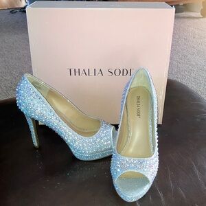 Thalia Sodi Landon platform pump